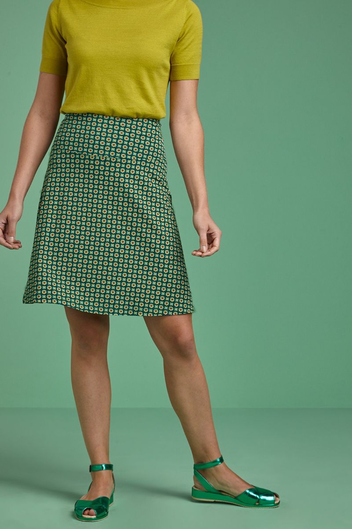 Entreprenør anklageren Inde King Louie Border Skirt Empire nederdel med print i grønne farver - Hos  Lohse