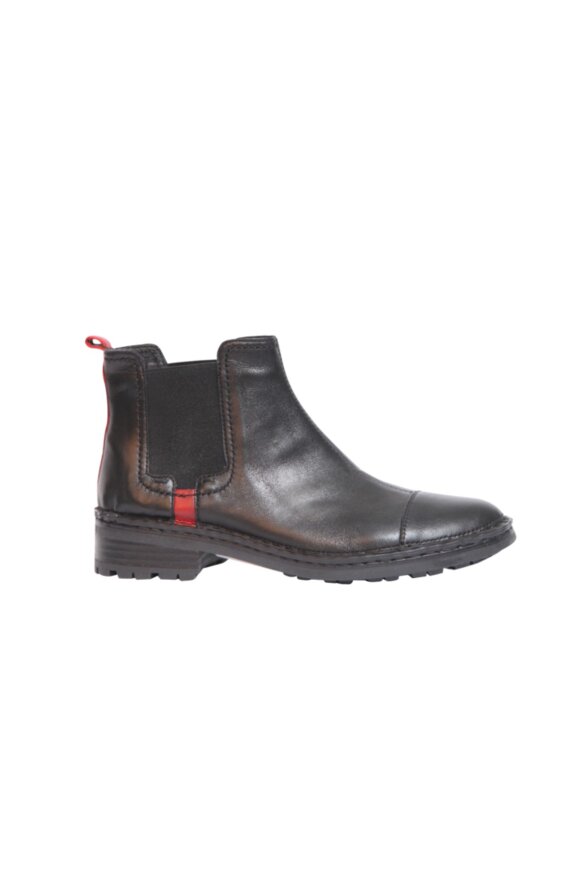Relaxshoe sort kort støvle med sål og røde detaljer - damer - Hos Lohse