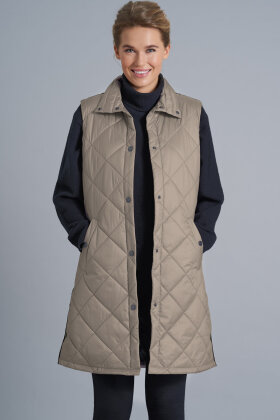JUNGE - Elanna Lang Quilt Vest - Mørk Sand JUNGE - Elanna Lang Quilt Vest - Mørk Sand