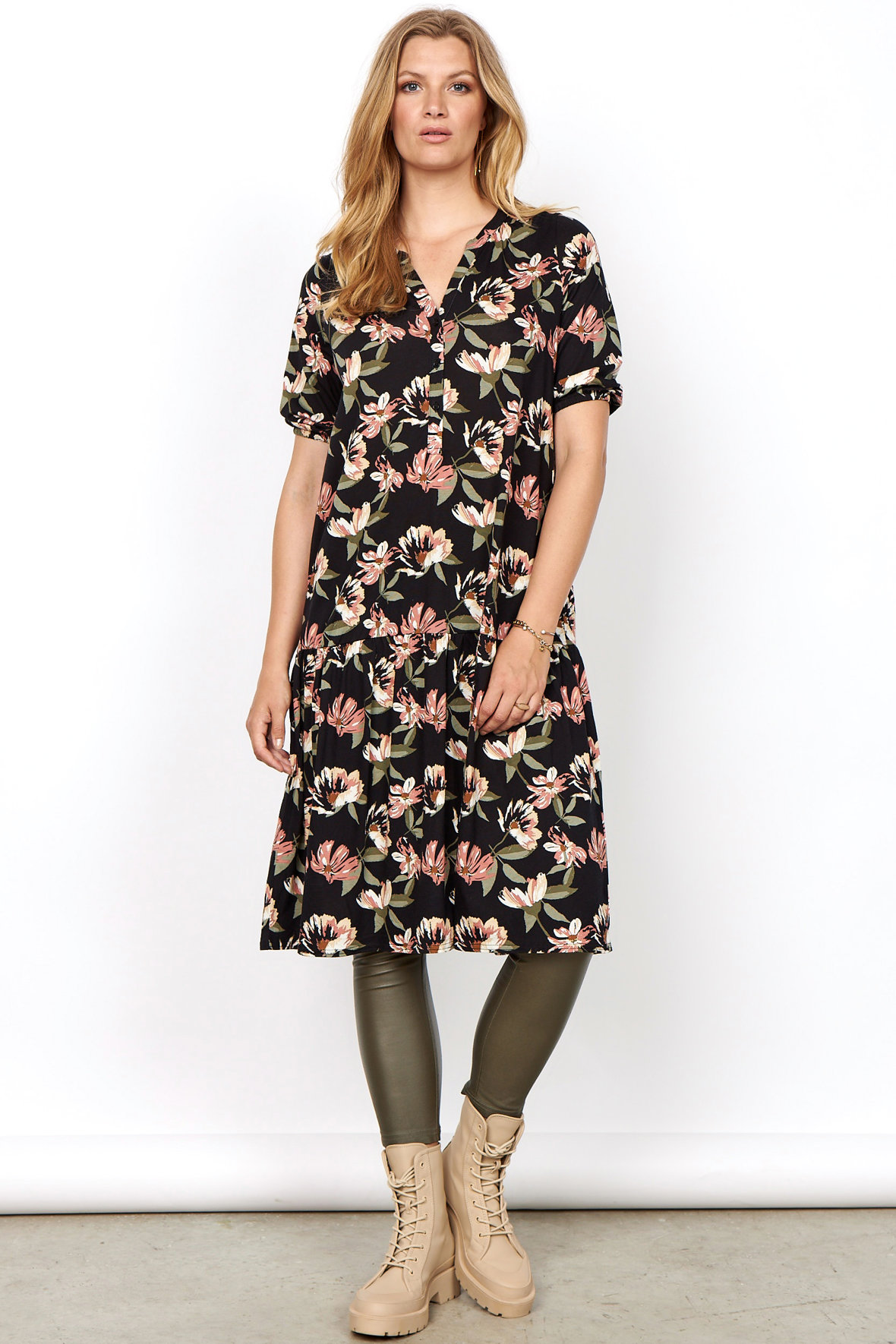 slette Banyan sådan SoyaConcept sc-Felicity -let print kjole med floral tema 3 forskl. - Hos  Lohse