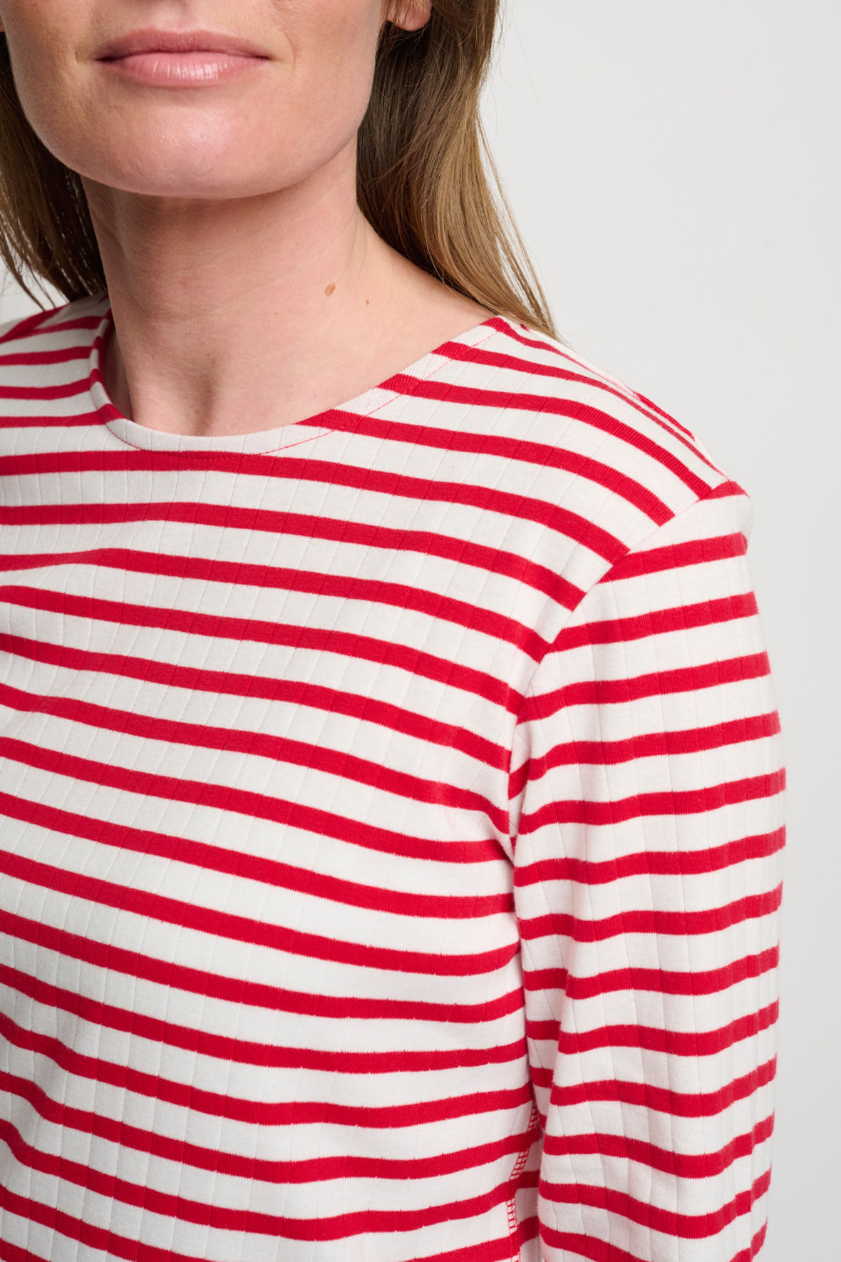 B. Coastline stribet casual t-shirt i rød og off white - Hos Lohse