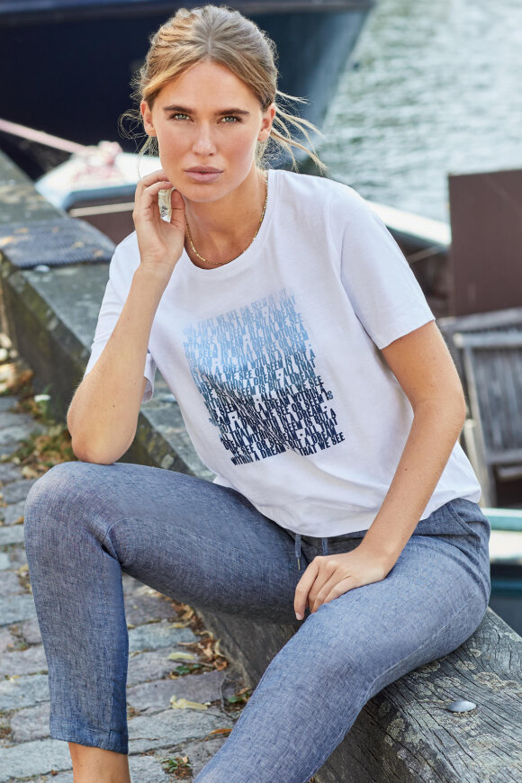Brandtex hvid t-shirt med blåt print til kvinder - større - Hos Lohse