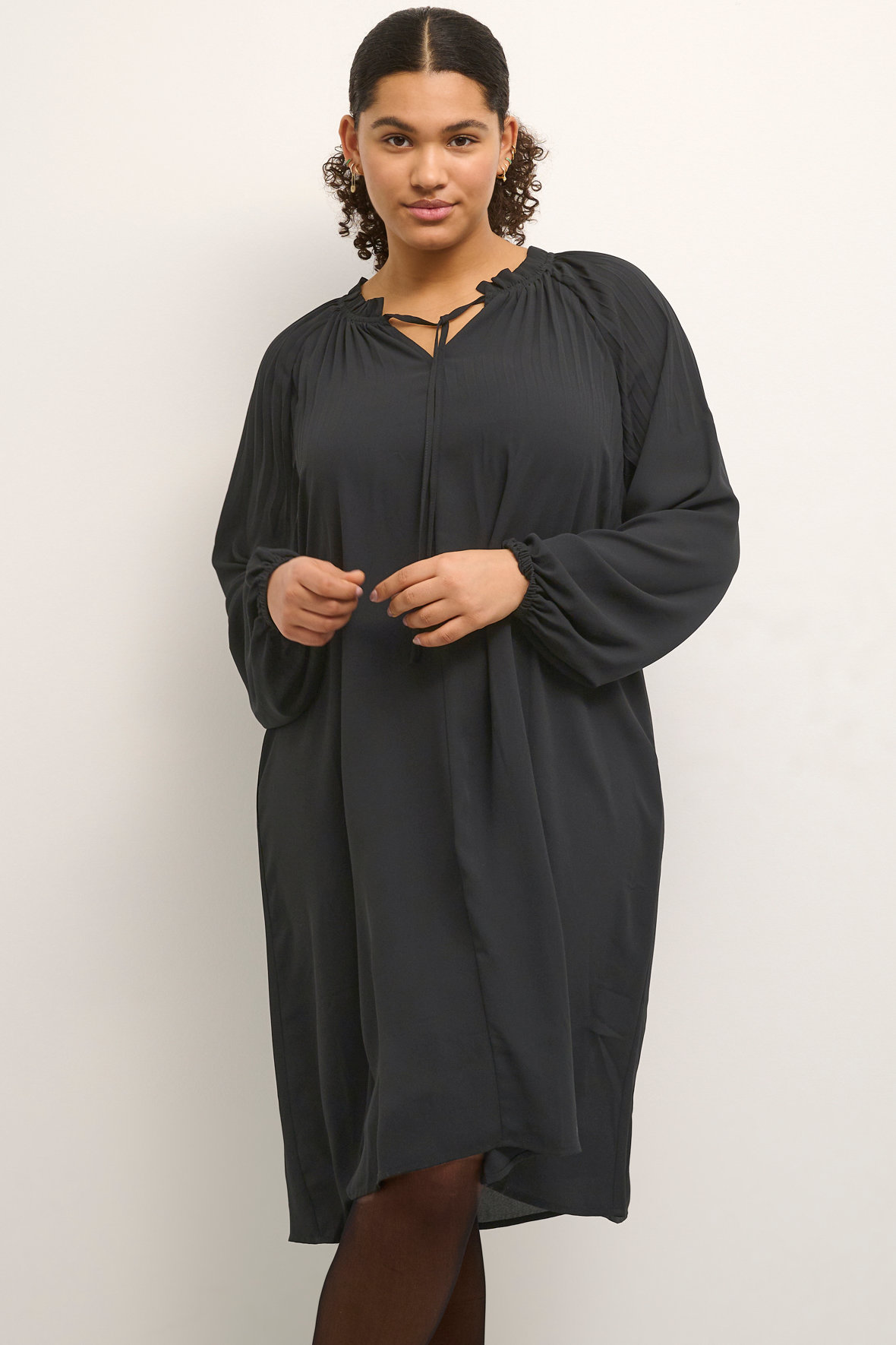 Kaffe Curve kc-Kira sort plisse look kjole til PLUS SIZE Hos Lohse