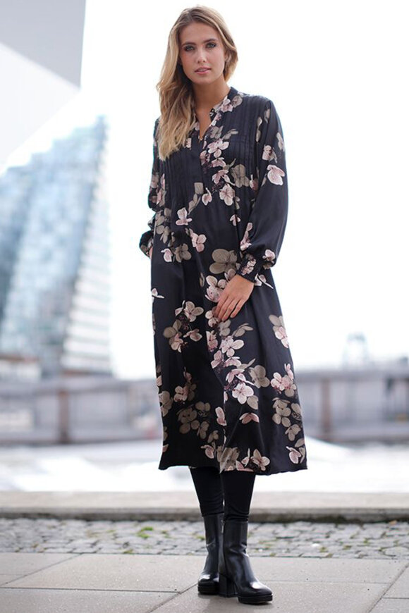 Prepair - Carla Dress - Storblomstret Satinvævet Kjole - Sort