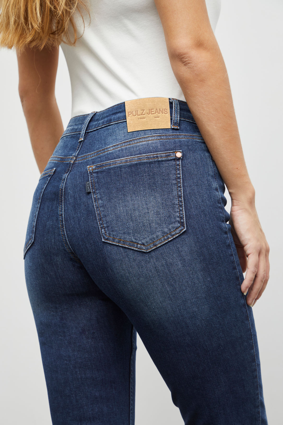 Pulz Jeans Emma high waist straight i mørk denim - KVINDE - Hos Lohse