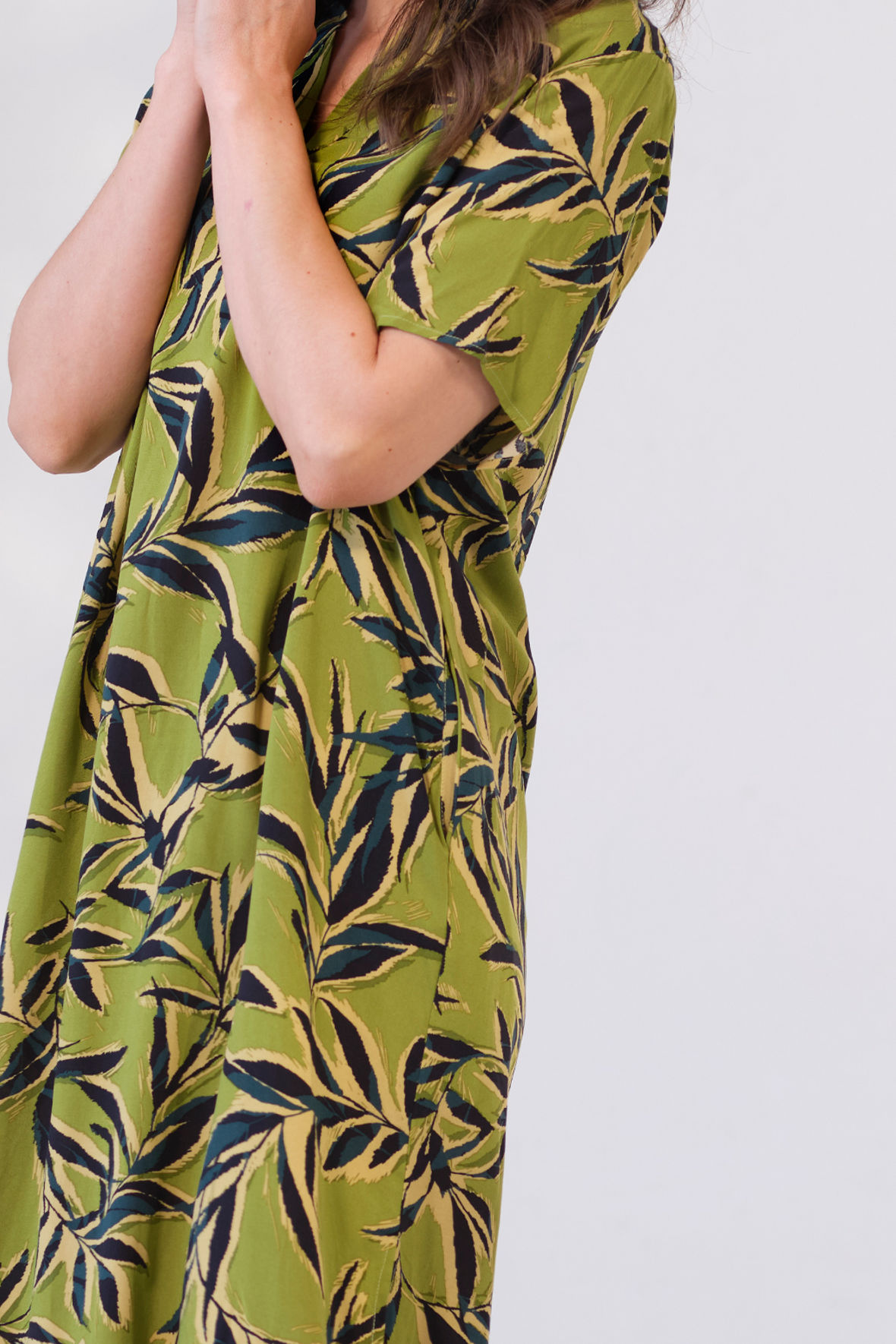 Prepair Helga print kjole der er grøn bunden med flora print - Hos Lohse