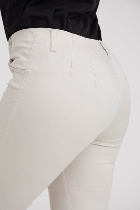 Laurie - Kelly Regular - Medium Length - Sand