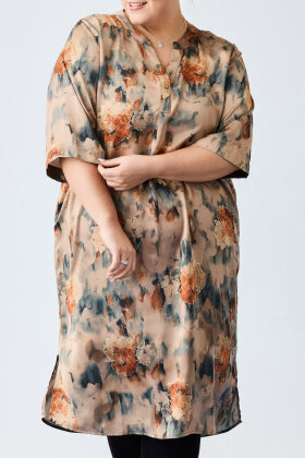 No.1 by OX - Elegant Chiffon Kjole - Sand
