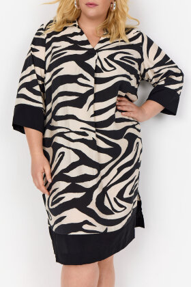 Wasabiconcept - WA-Luana 4 - Zebraprint Kjole - Sort