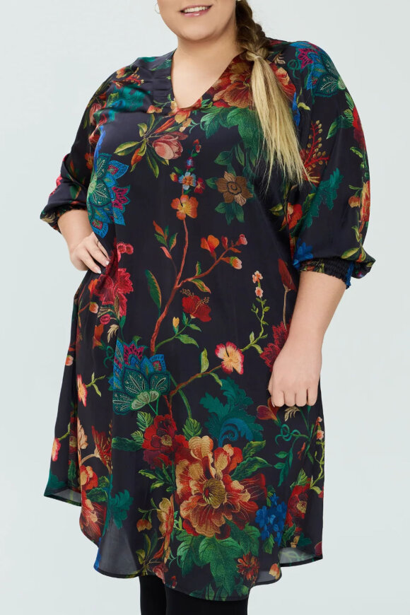 No.1 by OX - Elegant Blomsterprint Kjole - Sort