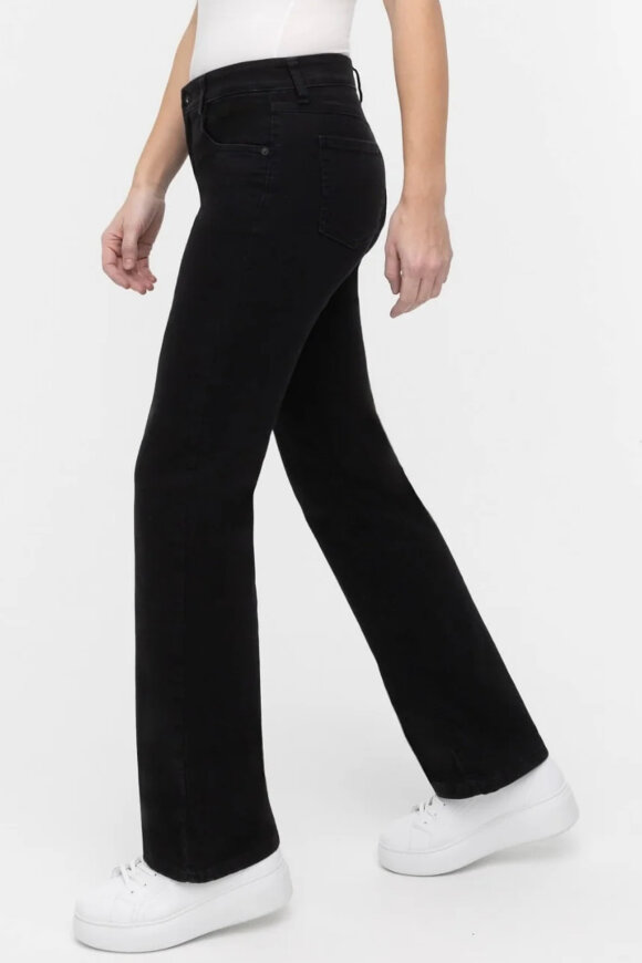 Wonderjeans - Relaxed Straight - High Waist - Forever Pure Black Wonderjeans - Relaxed Straight - High Waist - Forever Pure Black