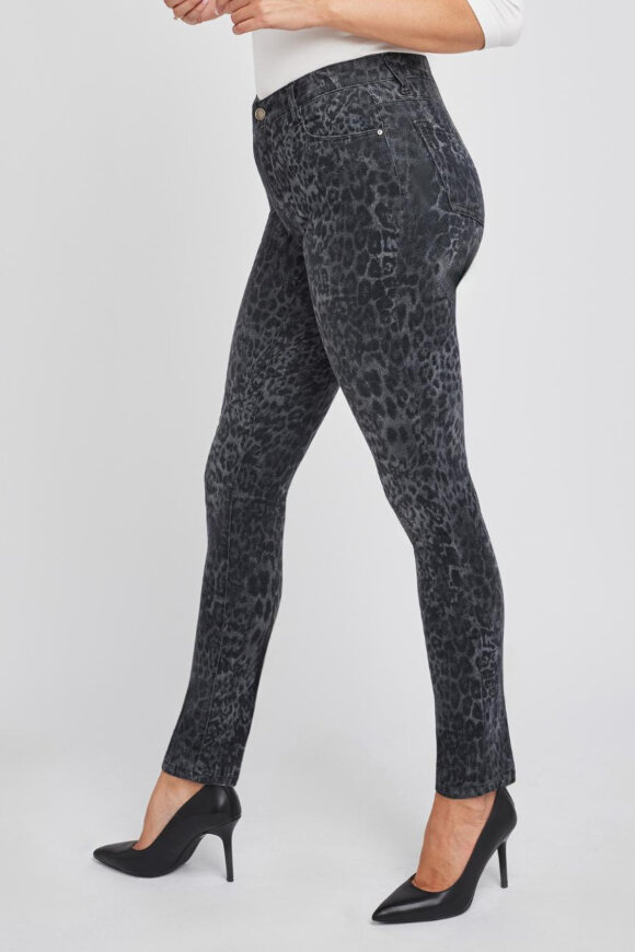 Wonderjeans - Classic Jeans - Regular Mid Waist & Straight Leg - Leo Black Grey Wonderjeans - Classic Jeans - Regular Mid Waist & Straight Leg - Leo Black Grey