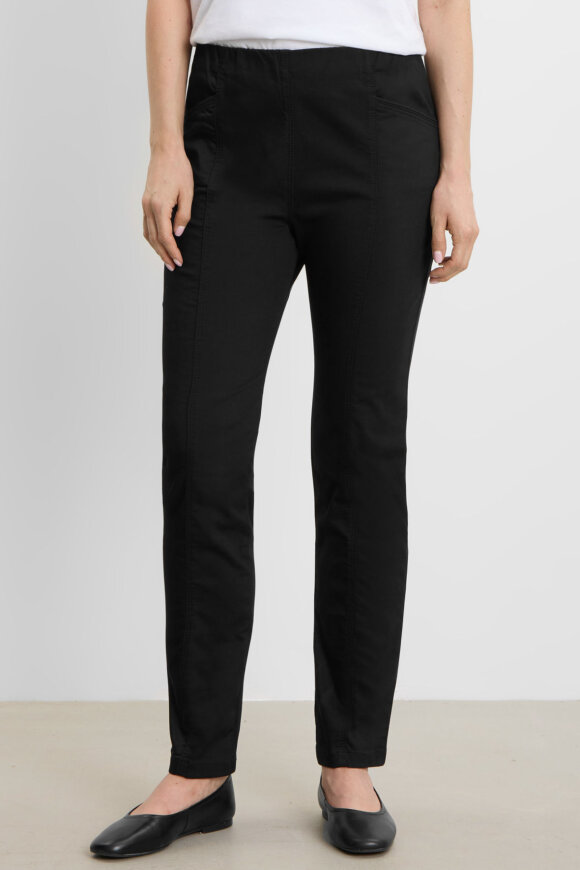 Laurie - Slender Rouge Regular - Sort Laurie - Slender Rouge Regular - Sort