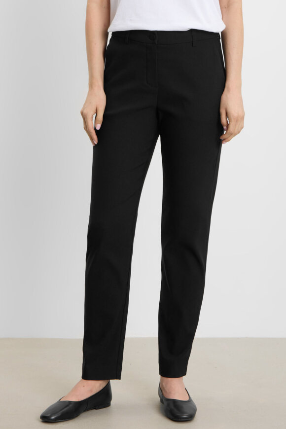 Laurie - Julia Regular - Sort Laurie - Julia Regular - Sort